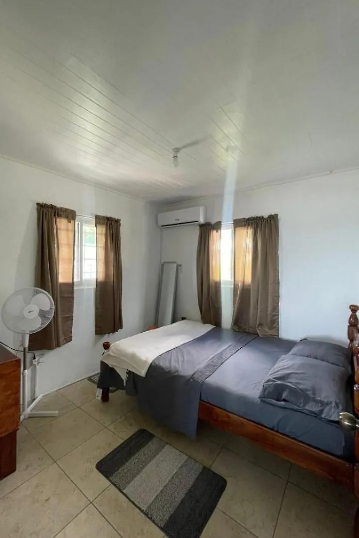 Chez Laville Mahaut 0*,  Dominica